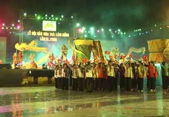 Nông dân trồng chè diễu hành.