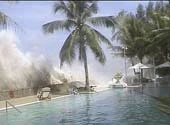 Những con sóng khổng lồ vẫn<br>hoành hành tại bờ biển Malaysia.
