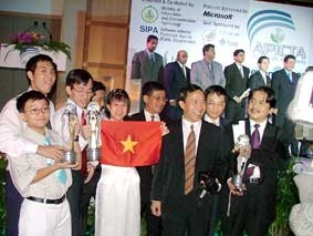 Tiến sĩ Phạm Hồng Quang (đầu tiên bên phải)
tại Lễ trao giải thưởng APICTA 2003.