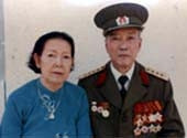 Đại tá Hà Văn Lâu và vợ.