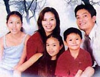 Ca sĩ Lệ Quyên cùng gia đình.