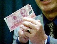 Tiền polymer giả.