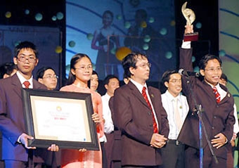 Nhóm tác giả đoạt giải nhất.
