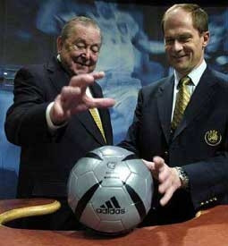 Vì sao trái bóng dùng ở Euro 2004 được đặt tên là Roteiro?