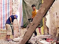 Các hộ dân đang phá dỡ nhà
để bàn giao mặt bằng.