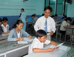 Giám khảo hướng dẫn thí sinh trước giờ thi.