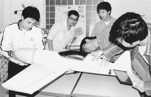 Đoàn viên sinh viên chi đoàn kỹ thuật Hàng không K49 (Trường ĐH Bách Khoa Hà Nội) thiết kế chế tạo máy bay nhỏ.