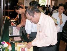 Khách tham quan khu vực<br>triển lãm di sản chữ Nôm <br>trong khuôn khổ hội nghị
