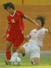 Kim Chi (áo đỏ).