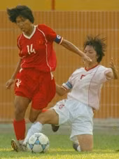 Kim Chi (áo đỏ).