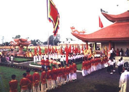 Cán bộ, công nhân Công ty Cao-su Phú Riềng
dâng hương tại Đền thờ Vua Hùng và Chủ
tịch Hồ Chí Minh nhân dịp Quốc khánh 2