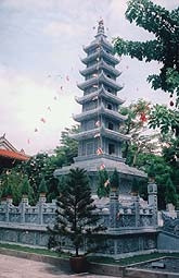 Tháp đá Vĩnh Nghiêm-một công trình điêu khắc đá nhiều kỷ lục