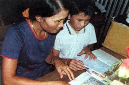 Hai mẹ con cô Tuyết
trong ngôi nhà tạm.