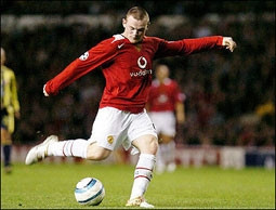 Rooney tự tin thực hiện quả đá phạt.