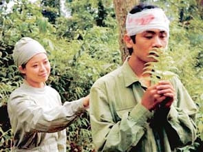 Minh Hương (trái) trong phim
"Đừng đốt, trong đó đã có lửa".