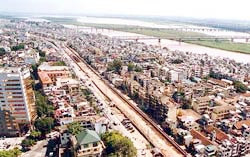 Khu vực ven sông Hồng, Hà Nội,
nơi giá nhà đất đang tăng cao.