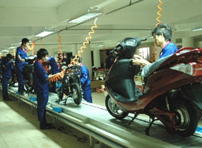 Sản phẩm xe máy điện xuất khẩu của
Công ty cổ phần phát triển Việt - Lào
(Khu kinh tế Cầu Treo).