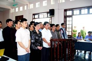 Các bị cáo trước vành móng ngựa tại phiên toà sơ thẩm sáng nay.