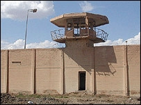 Nhà tù Abu Ghraib.