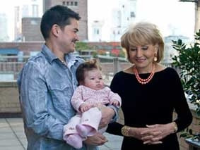 Thomas Beatie và con gái cùng người
dẫn chương trình trên truyền hình ABC News.