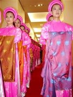 Các thiếu nữ Hà Nội diễn tập phục vụ các nhà lãnh đạo mặc trang phục Hội nghị APEC.