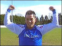 Kỷ lục ghi bàn nhanh nhất thế giới : 2,5 giây