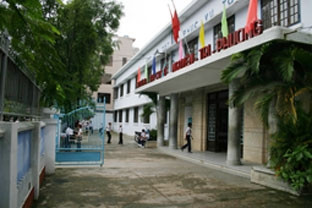 Trường Nguyễn Tri Phương có tổng diện tích
5.070,4 m2, có hai mặt tiền tại đường
Nguyễn Tri Phương, Bến Nghé.