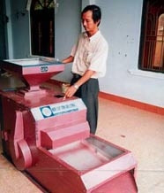 Nguyễn Xê với chiếc máy
lọc sạn của mình.