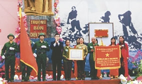 Đồng chí Trương Tấn Sang trao danh hiệu
Anh hùng LLVTND tặng tập thể 14 thanh
niên xung phong Truông Bồn.
