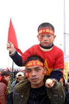 CĐV nhìn từ các sân cỏ Việt Nam: "Trông" người mà "ngẫm đến ta"