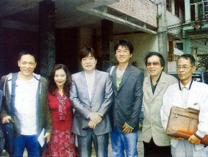 Đạo diễn Lee Young - eun,
diễn viên Lee Bum-soo (giữa)
cùng các nghệ sĩ Việt Nam.