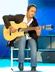 Lê Minh Sơn trở lại với “Bài hát Việt”
bằng ca khúc “Giếng làng”.