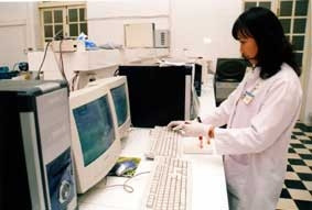 Sử dụng thiết bị giải mã gen.