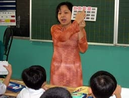 Giáo viên Nguyễn Cửu Thanh Tâm, Trường tiểu học<br>Dương Minh Châu, quận 10, TP Hồ Chí Minh trong tiết<br>dạy môn toán l