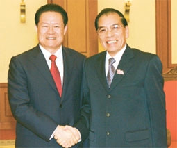 Tổng Bí thư Nông Ðức Mạnh tiếp đồng chí Chu Vĩnh Khang