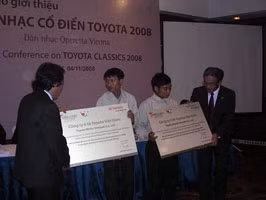 Nghệ sĩ opera Bích Thuỷ biểu diễn trong Đêm nhạc cổ điển Toyota 2008