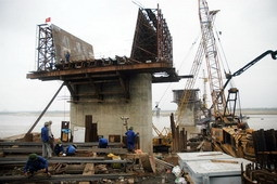 Dang dở cầu Vĩnh Tuy.