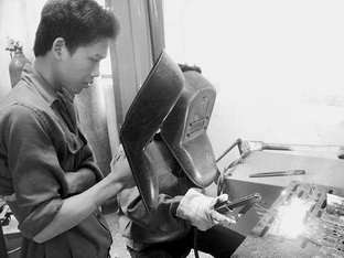 Học sinh Trường CĐ nghề Việt - Đức thực hành hàn điện công nghệ cao.