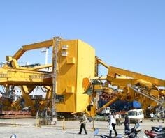 Hai giàn cẩu container khổng lồ tại
cảng Cái Lân (QN) bị lốc quật đổ sáng 21-11.