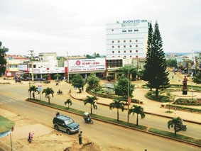 Nhờ được đầu tư, chỉnh trang đô thị,
những con đường rộng, đẹp đã góp phần
làm cho Buôn Hồ sạch, đẹp hơn.