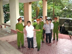 Công an Lào Cai  dẫn giải các đối tượng buôn bán phụ nữ. (Ảnh: báo Lào Cai)