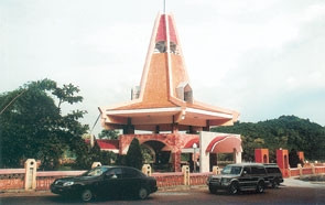 Đài tưởng niệm 168 cán bộ, công nhân Việt Nam
và Liên Xô (trước đây) đã hy sinh cho công trình
thế kỷ Thủy điện Hòa Bình