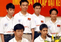 Hùng, Sơn, Trường trong đội tuyển <br>Olympic Toán quốc tế trước ngày <br>sang HyLạp dự thi.