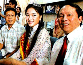 Hoa hậu Nguyễn Thị Huyền, nhà báo<br>Lại Văn Sâm và nhà thơ Dương Kỳ Anh.