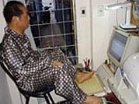 Hằng ngày, ông vẫn miệt mài
đánh máy sáng tác.