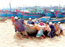 Ngư dân Phú Yên đưa tàu vào tránh bão