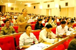 Các đại biểu Quốc hội thảo luận<br>tại hội trường.