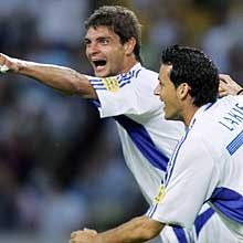 Charisteas ăn mừng sau bàn thắng.