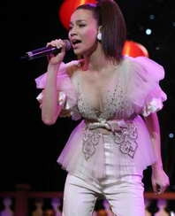 Ca sĩ Hồ Ngọc Hà được đề cử bầu chọn ở bảng A
dành cho Nữ ca sĩ nhạc nhẹ.