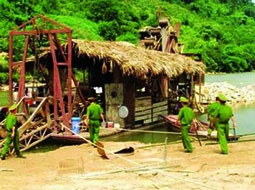 Công an kiểm tra điểm khai thác vàng ở Pắc Ta. (Báo Dân tộc và phát triển)